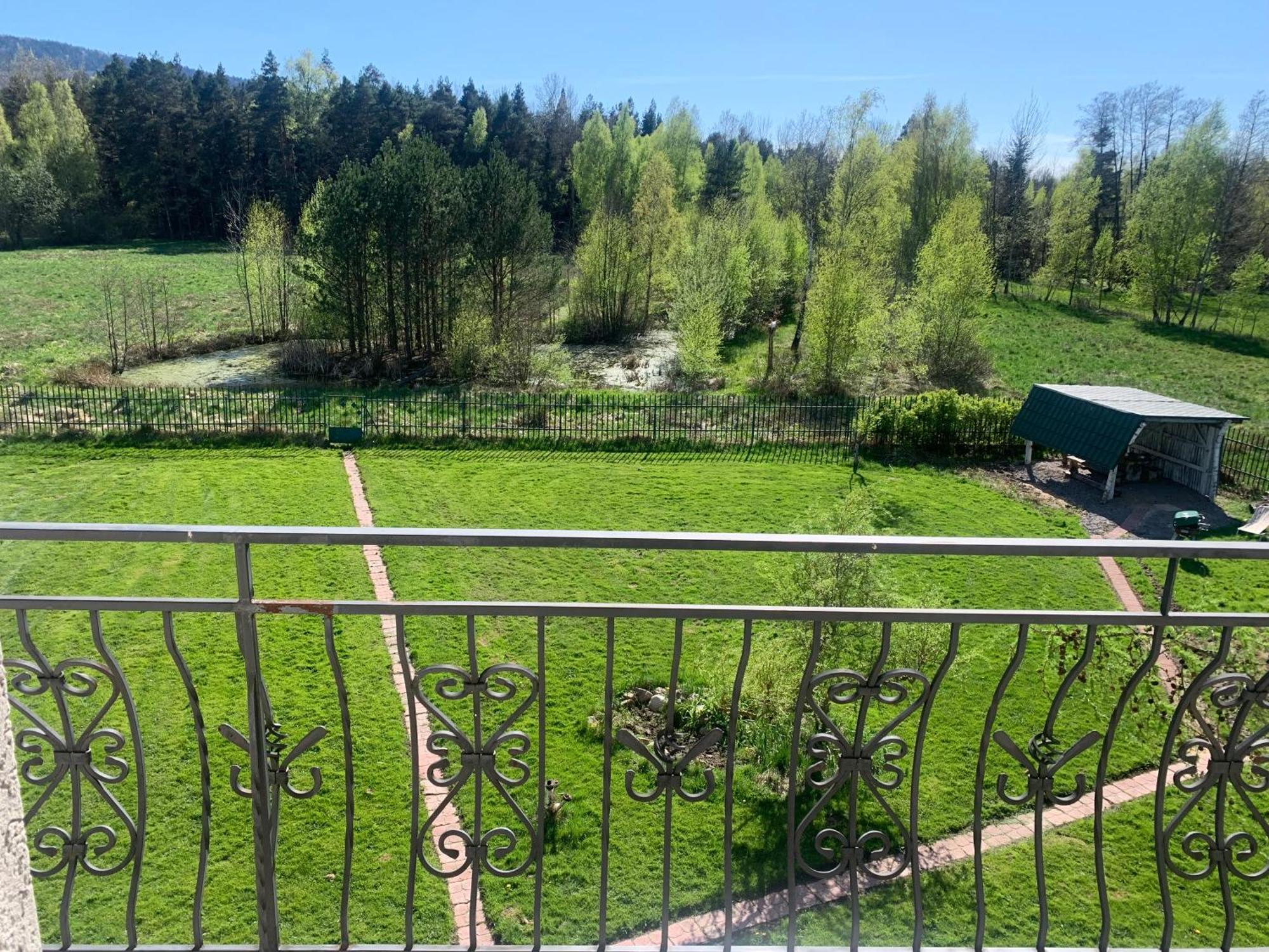 Dom Luny Kolo Lasu I Gory *